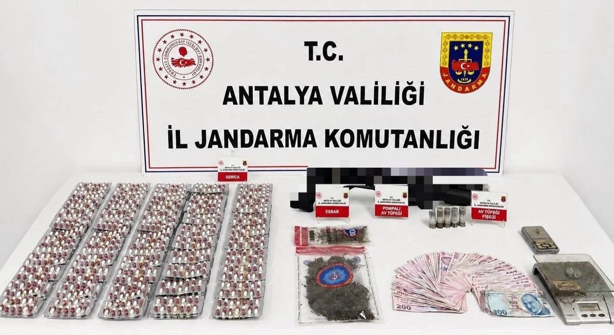 Antalya jandarması 2 şüphelinin evinde 6 kilo 850 gram skunk ele geçirdi