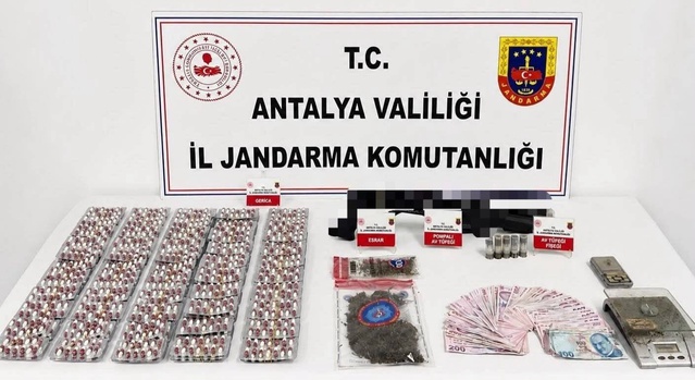 Antalya jandarması 2 şüphelinin evinde 6 kilo 850 gram skunk ele geçirdi