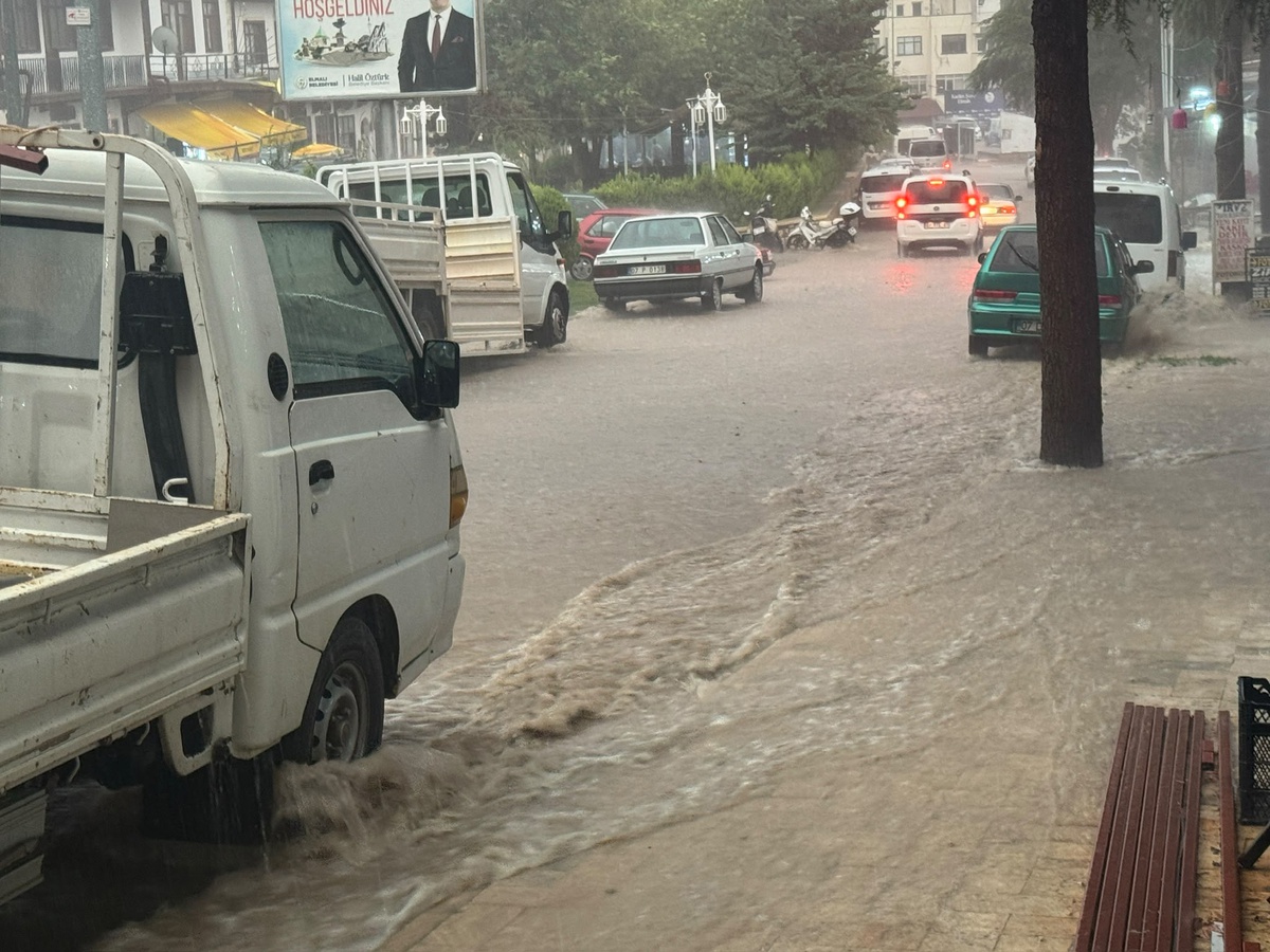 Antalya Elmalı\'da aniden bastıran sağanak pazarda su taşkınına yol açtı