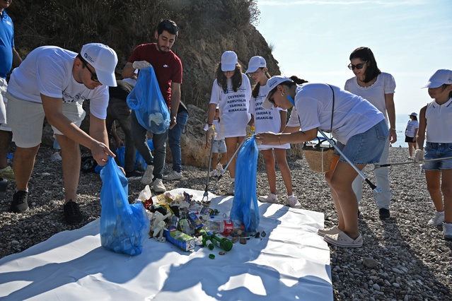 Antalya Konyaaltı Sahili'nde temizlik yapıldı, günlük 60 ton atık çıktığı belirtildi