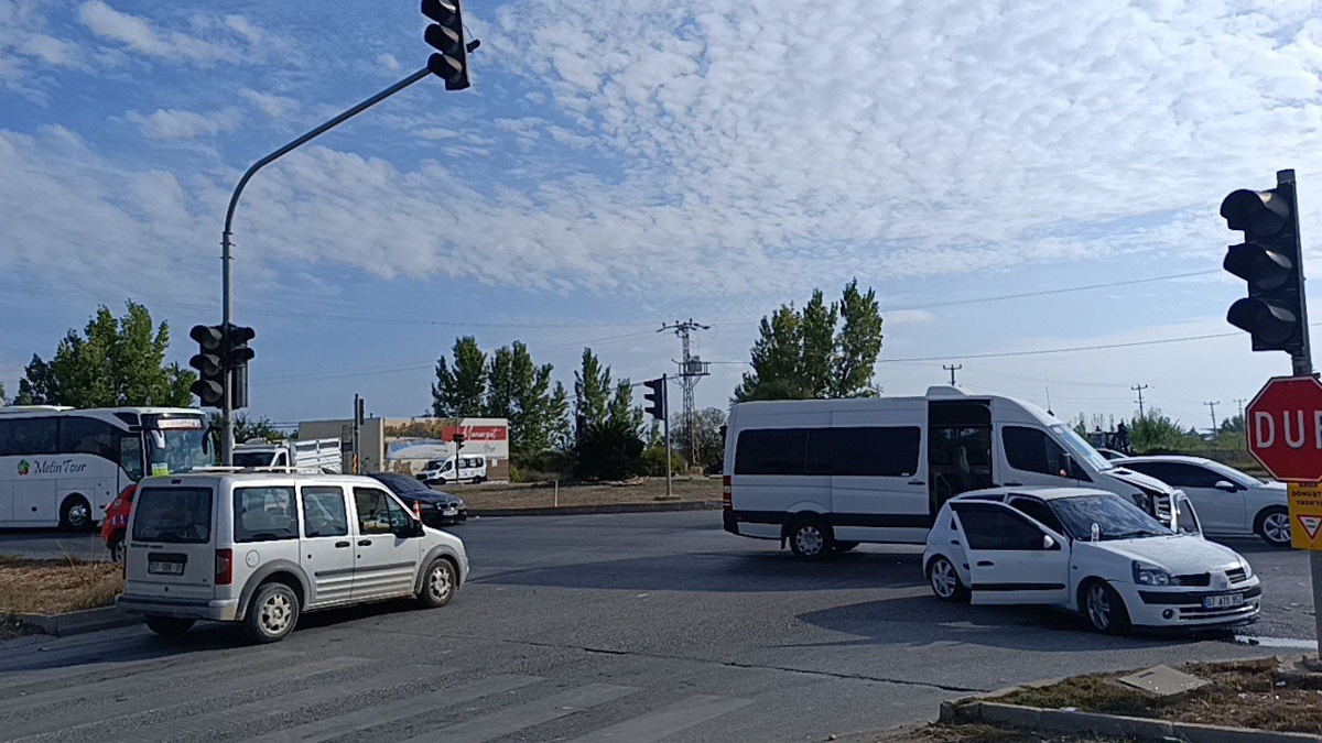 Antalya Manavgat\'ta tur minibüsü ile otomobil çarpıştı, 2 kişi yaralandı