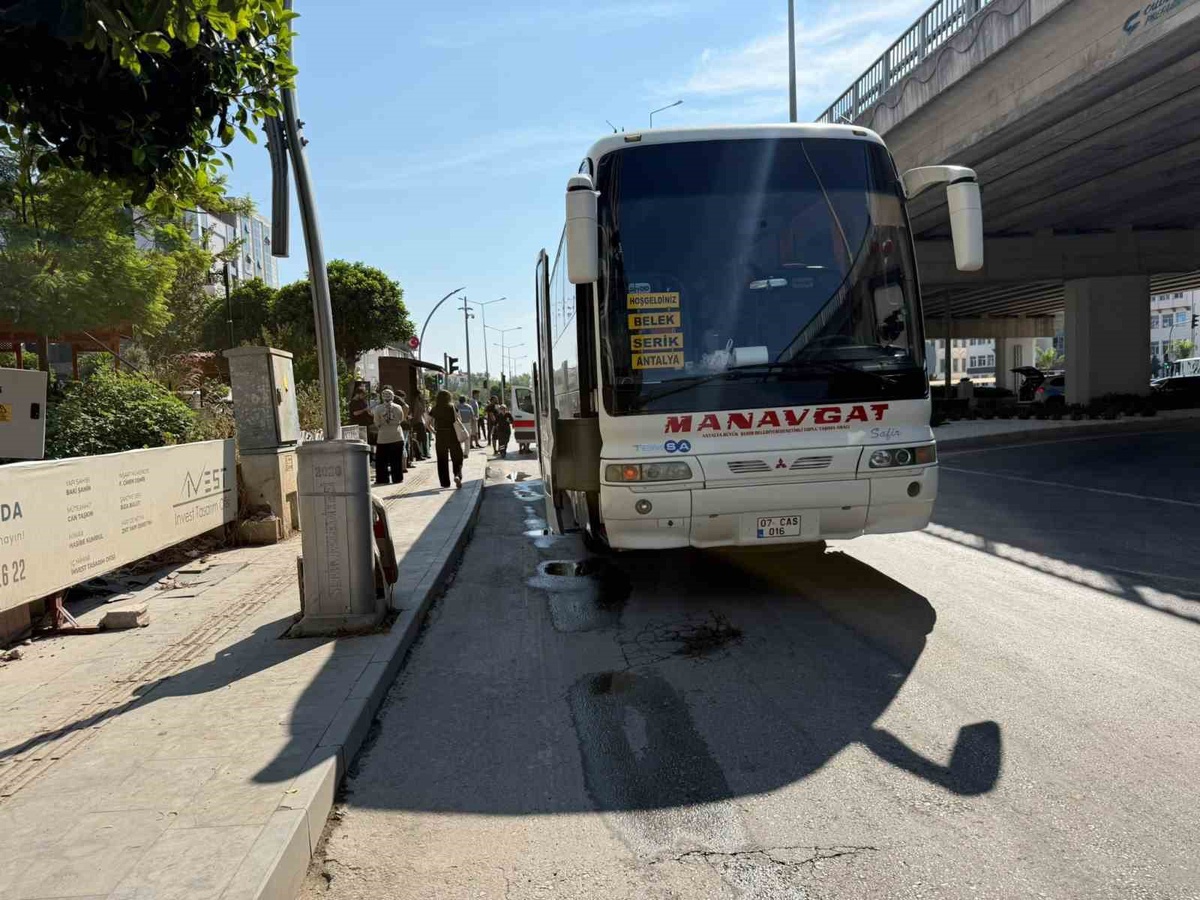 Antalya Serik\'te otobüsle çarpışan motosiklet sürücüsü yaralandı, sedyede mesaj attı