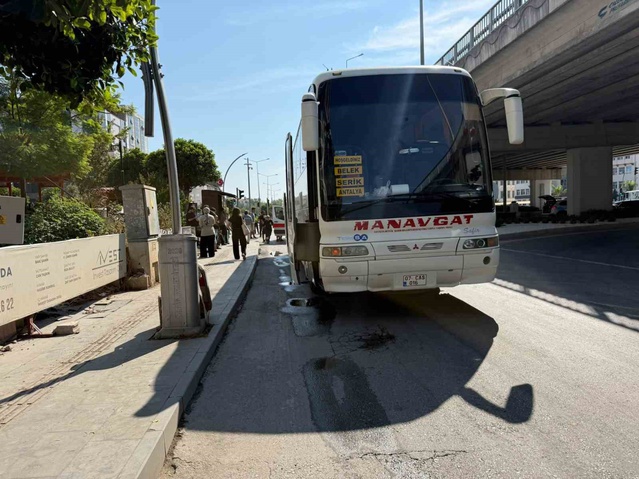 Antalya Serik'te otobüsle çarpışan motosiklet sürücüsü yaralandı, sedyede mesaj attı