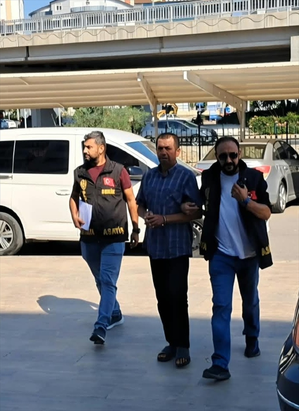 Antalya Serik\'te garajdaki aracı yaktığı öne sürülen motosikletli şüpheli tutuklandı