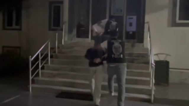 Arnavutköy'de para isteyip aracı yakan 2 şüpheli yakalanarak gözaltına alındı
