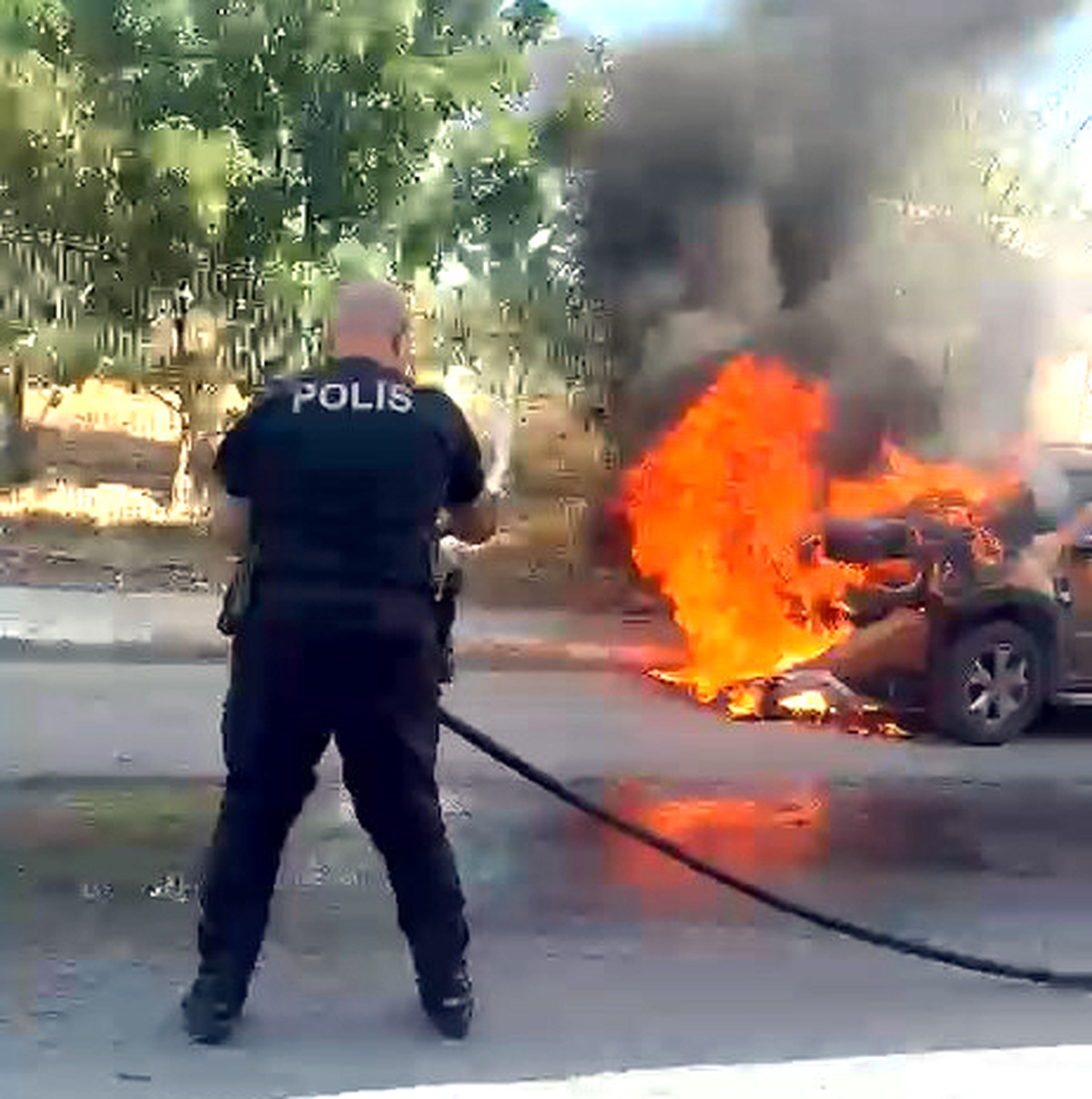Avcılar\'da yanan otomobili yunus polisi önce tüp, ardından su tankeriyle söndürdü