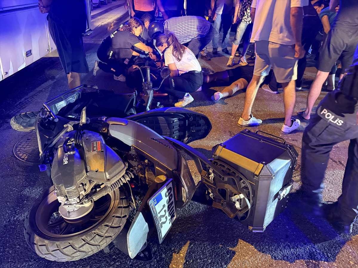 Aydın Efeler\'de kamyonet ile motosiklet çarpıştı, 2 kişi yaralandı