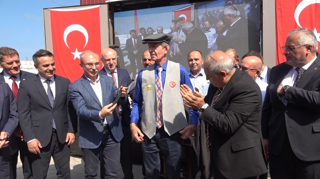 Bafra'da çeltik hasat şenliğinde ağalığı 400 bin liralık bağışla Osman Akbaş kazandı