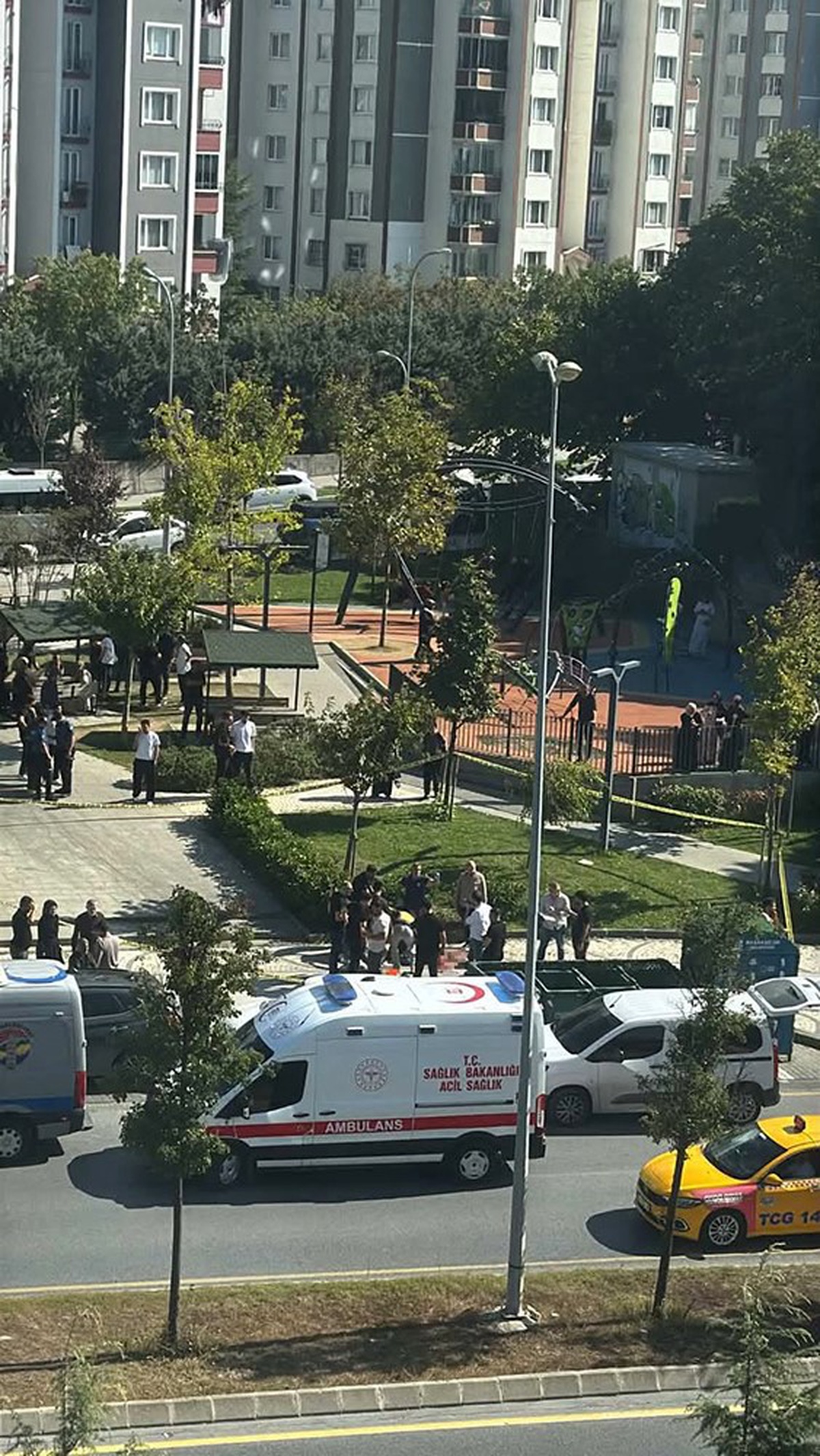 İstanbul Başakşehir\'de silahlı saldırıya uğrayan iki kişi hastaneye kaldırıldı