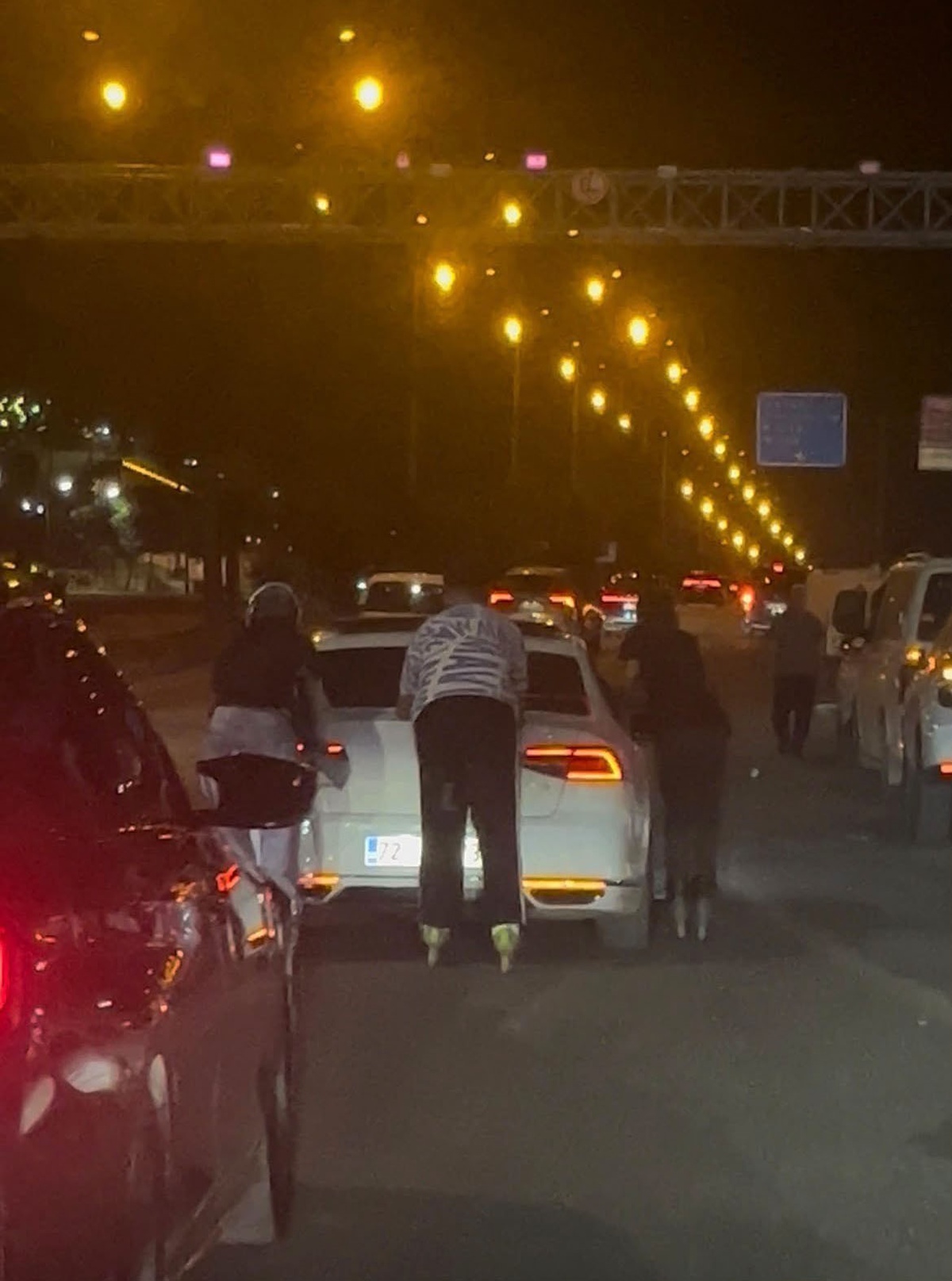 Batman\'da patenli 1\'i kadın 3 kişi otomobile tutunup trafikte dakikalarca ilerledi