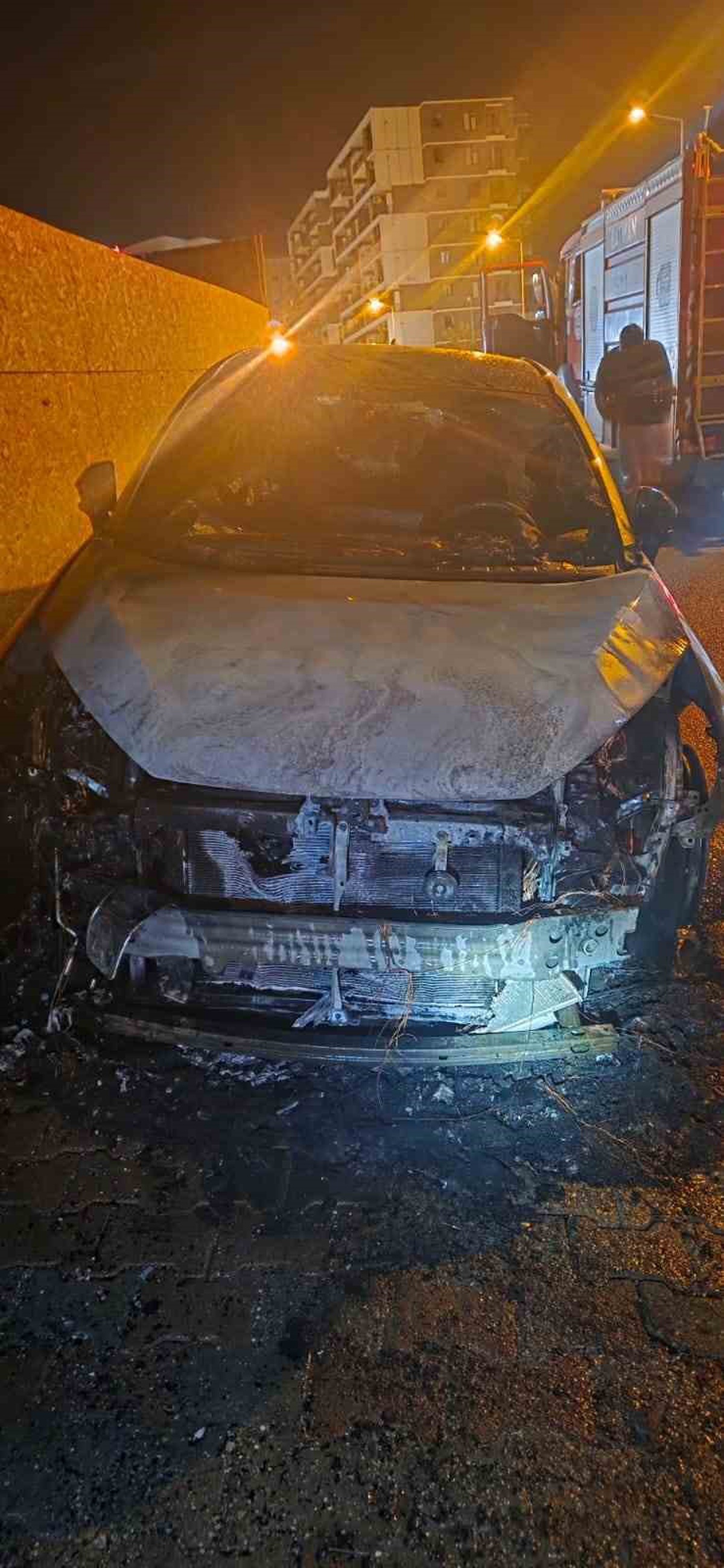 Batman\'da park halindeki otomobilin ön kısmında çıkan yangın söndürüldü