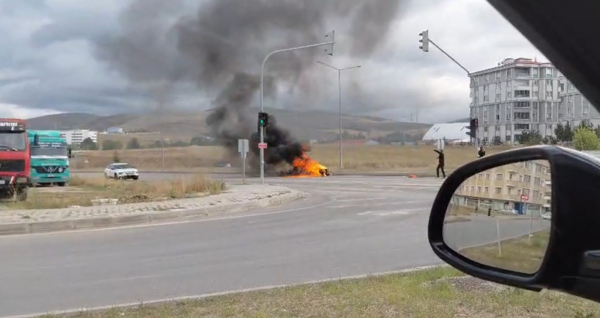 Bayburt\'ta seyir halindeki kamyonetin jeneratörü alev alınca yol ortasına indirildi