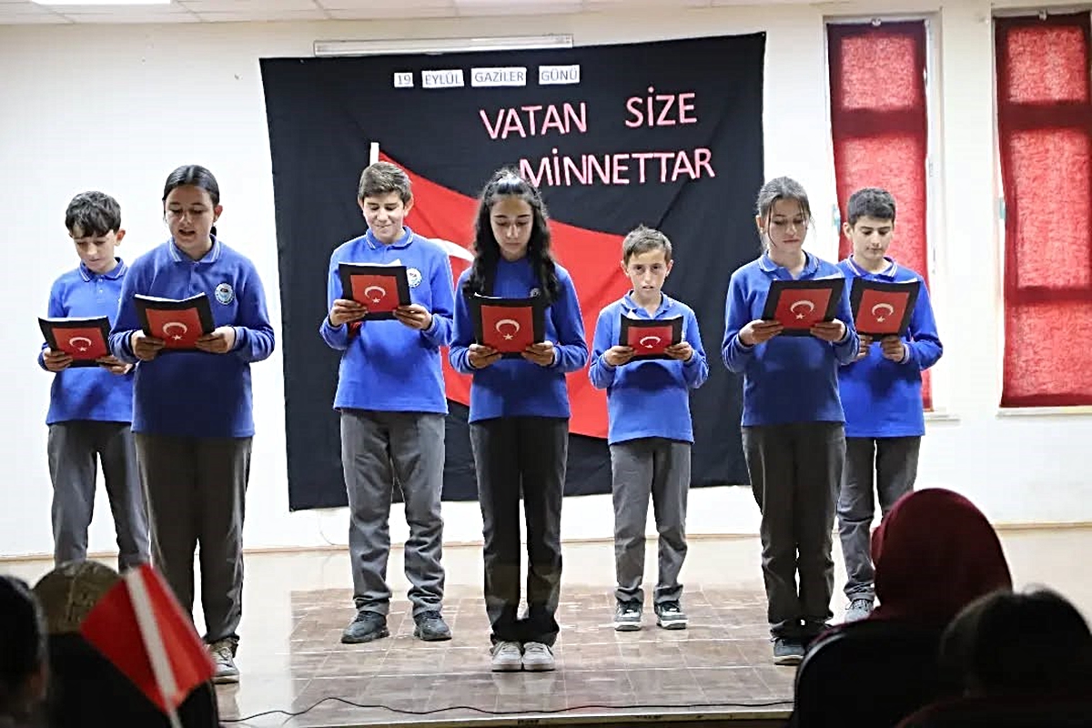 Bayburt’ta öğrencilerden ’Gaziler Günü’ programı