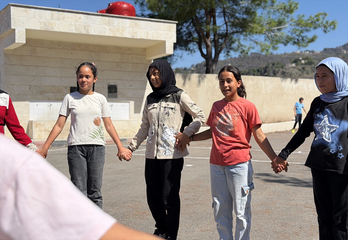 Bayırbucak\'ta okulsuz kalan Türkmen çocuklar 11 kilometre uzaktaki okula gidiyor