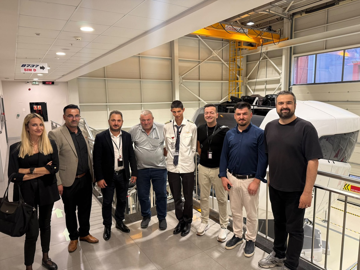 Beyşehir\'de muhtarın girişimiyle Burak Subaşı kokpitte pilotluk hayalini yaşadı