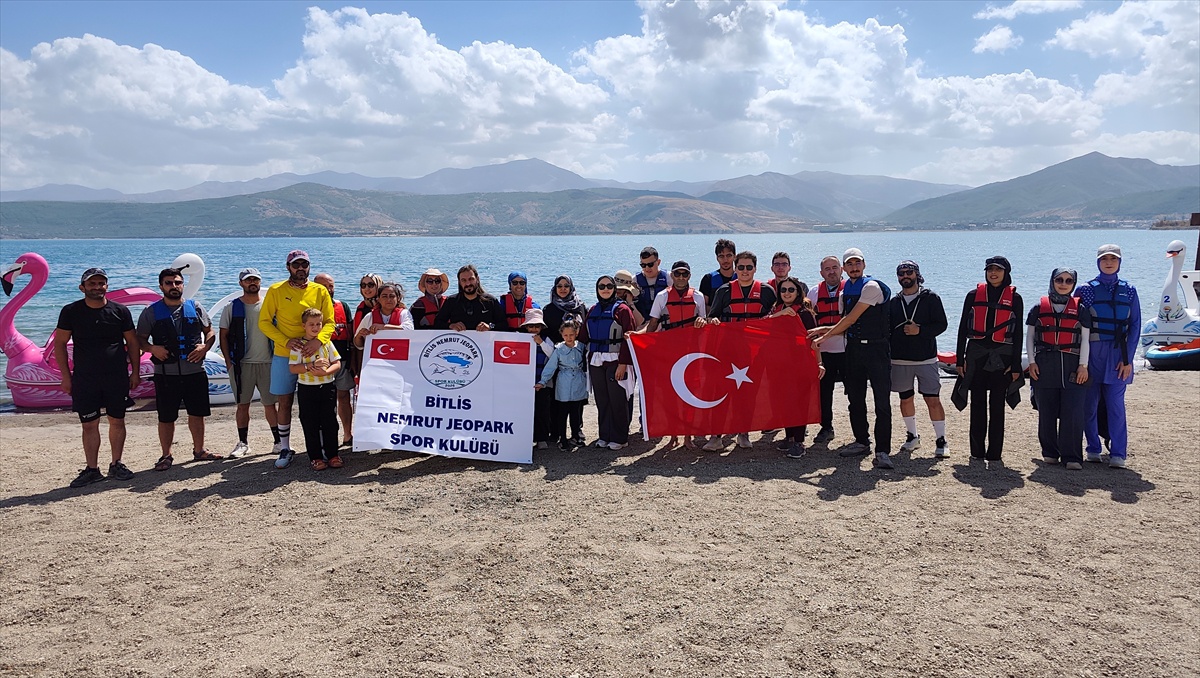 Tatvan\'da doğaseverler Van Gölü için su sporları yaptı, kıyıdaki çöpleri topladı