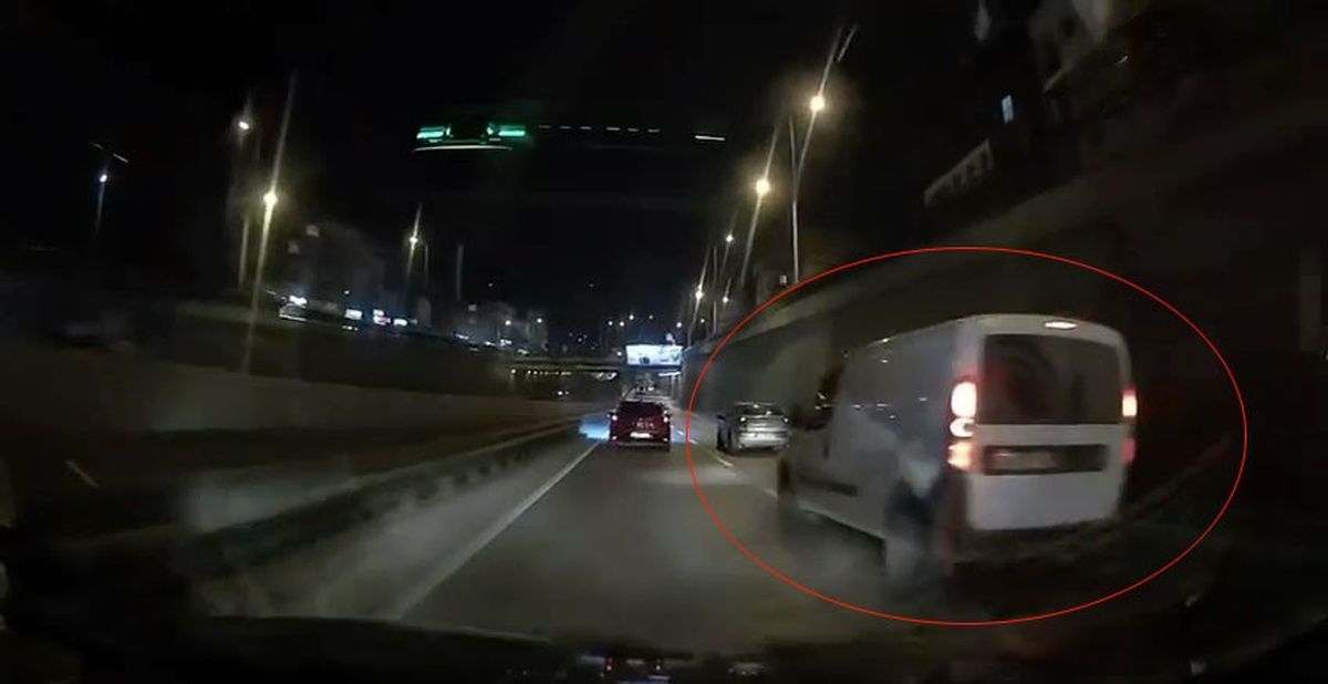 Bursa\'da hafif ticari araç makas atarak trafiği tehlikeye soktu, emniyet arıyor