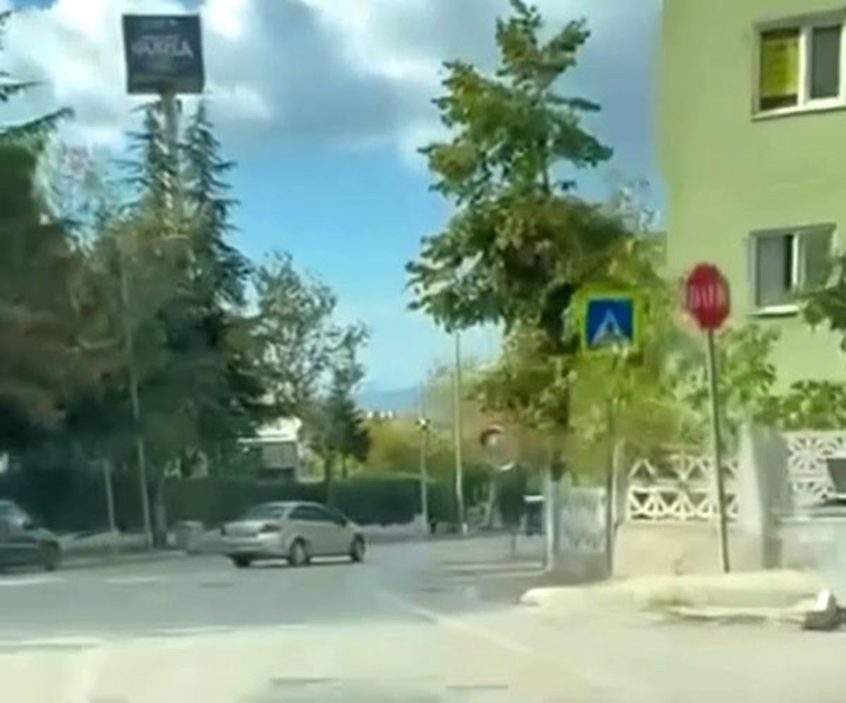 Bursa Yıldırım\'da Huzurevi Caddesi\'nde drift yapan sürücü cep telefonuyla görüntülendi