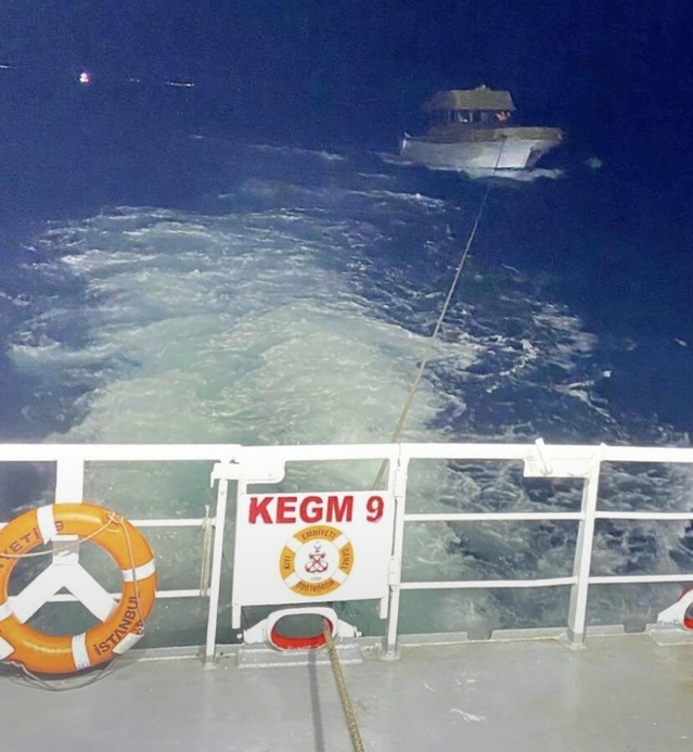 15 metrelik tekne, Çanakkale Boğazı'nda sürüklenirken 3 kişiyle Lapseki'ye yedeklendi