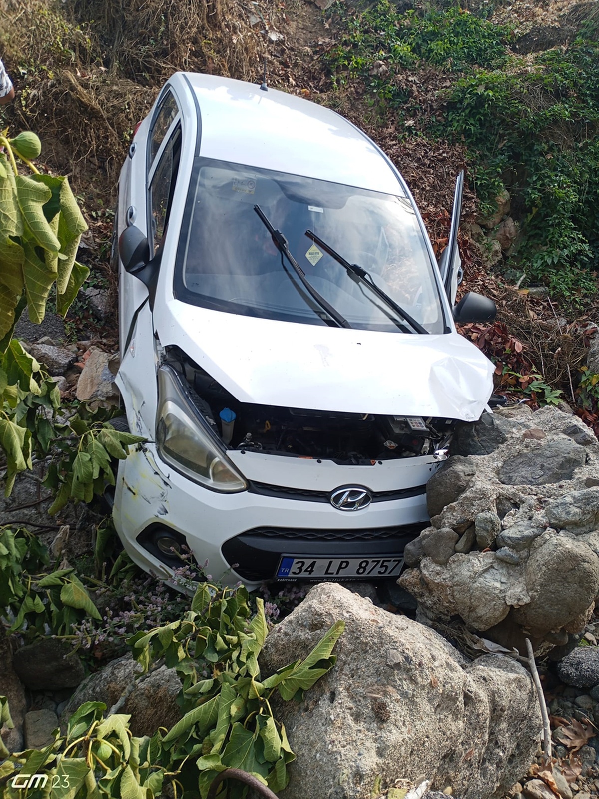 Yalova Çınarcık\'ta köprüden dereye düşen otomobildeki yaralıları itfaiye çıkardı