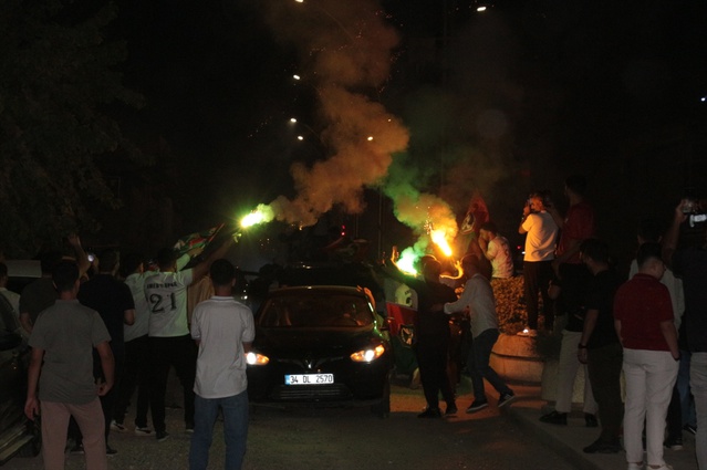 Cizre'de Amed Sportif kutlamasında 3 iş yerinde yangın çıktı, itfaiye eri yaralandı