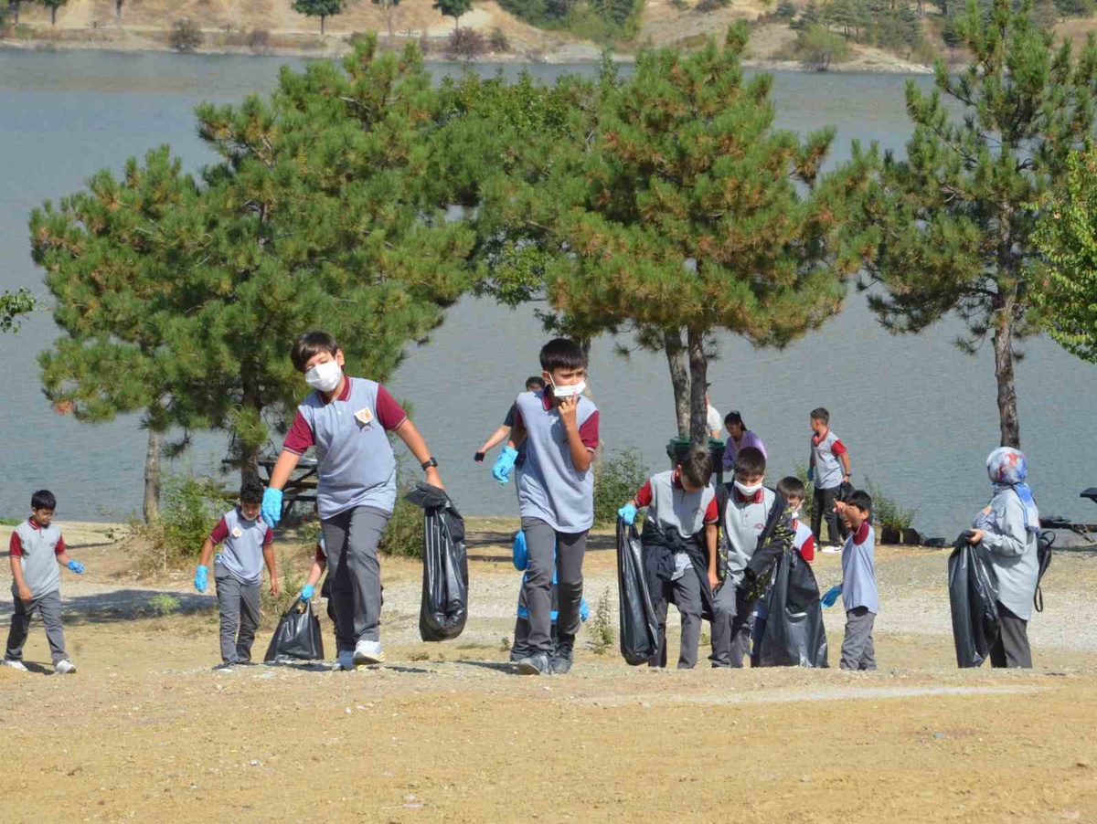 Çorum Barajı çevresinde 250 gönüllü çöp körlüğüne dikkat çekti