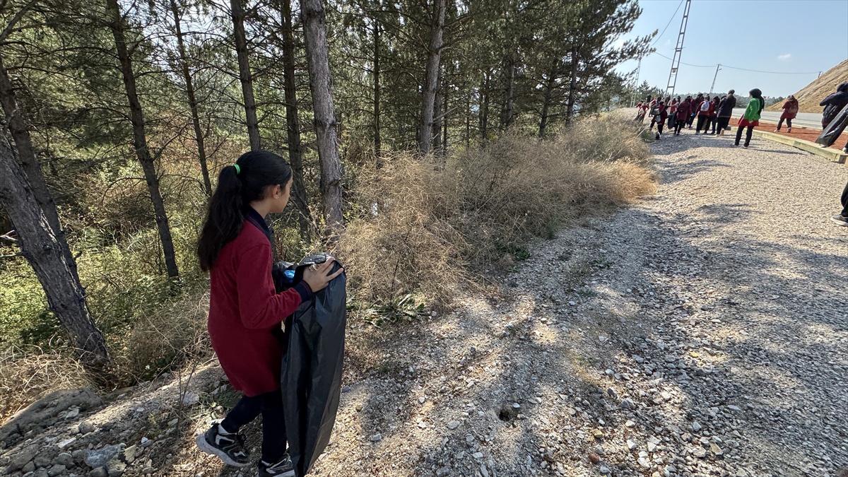 250 öğrenci ve gönüllü Çorum Barajı\'nda 3,5 kilometrelik göl çevresini temizledi