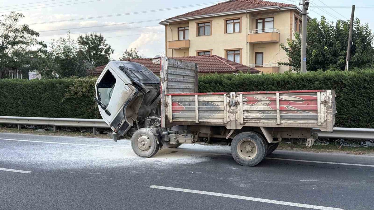 Düzce D-100\'de kamyonun kupa bölümünde yangın çıktı, vatandaşlar tüplerle söndürdü