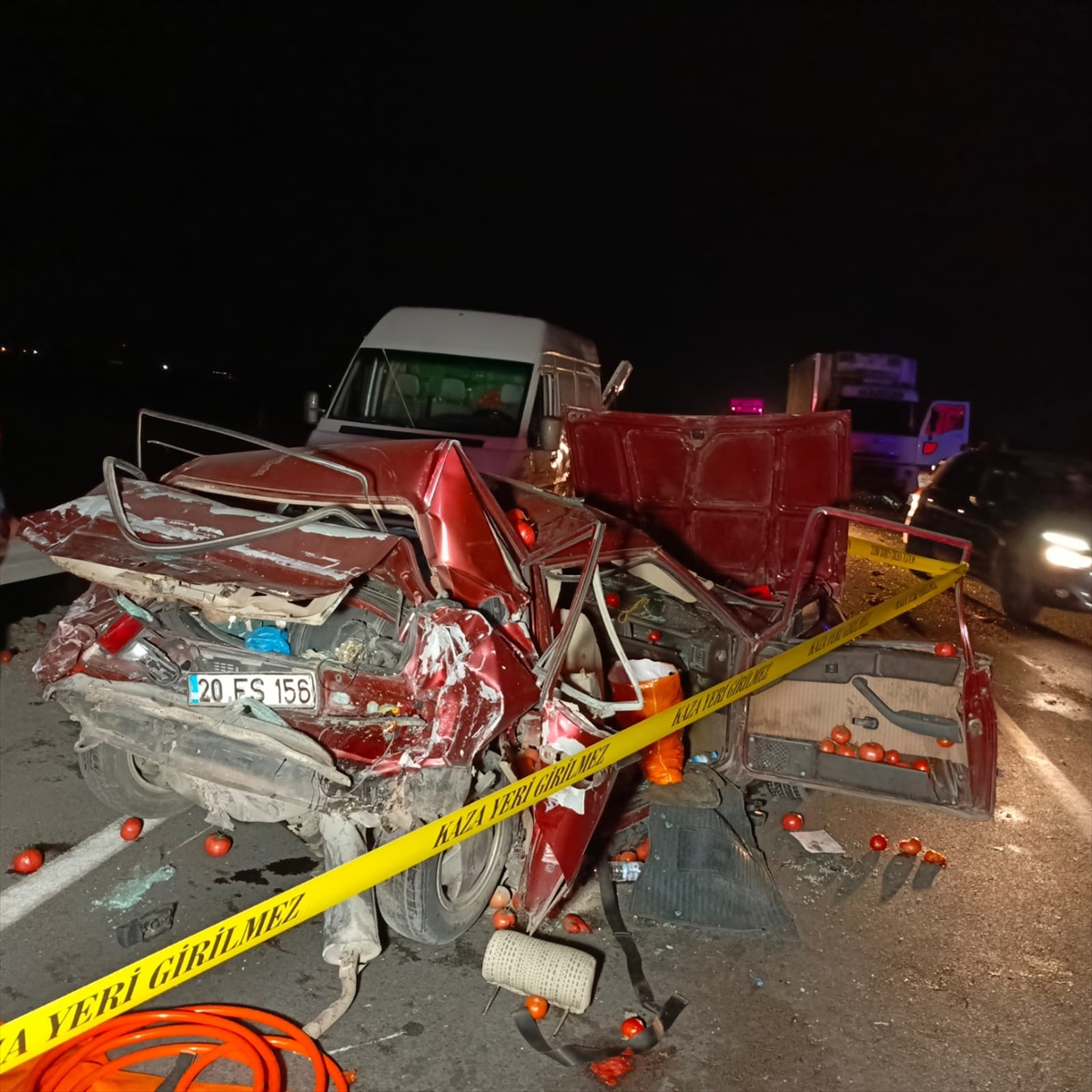 Denizli Acıpayam\'da domates kamyonetine çarpan otomobilde 1 kişi öldü, 2 kişi yaralandı