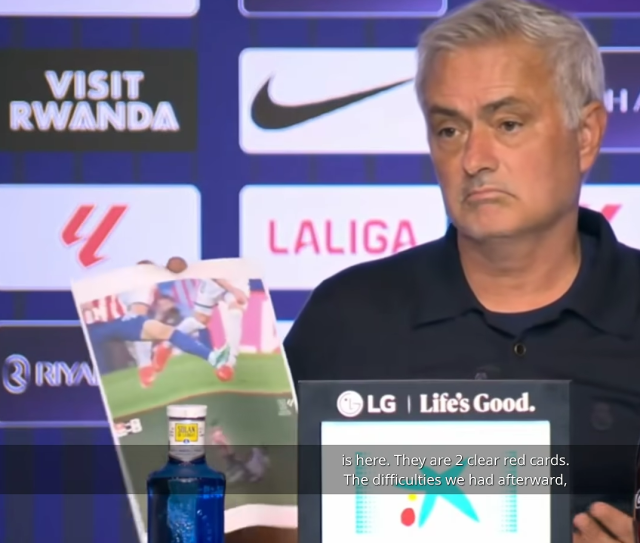 Derbiyi kaybeden Mourinho çıldırdı! Basın toplantısına elinde fotoğraflarla geldi