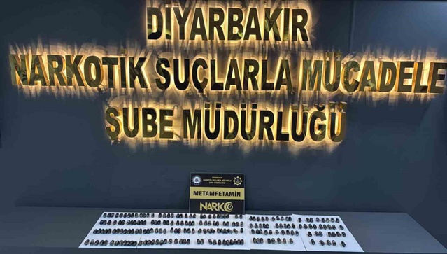 Diyarbakır'da midelerinde 1420 gram metamfetamin taşıyan 2 yabancı tutuklandı