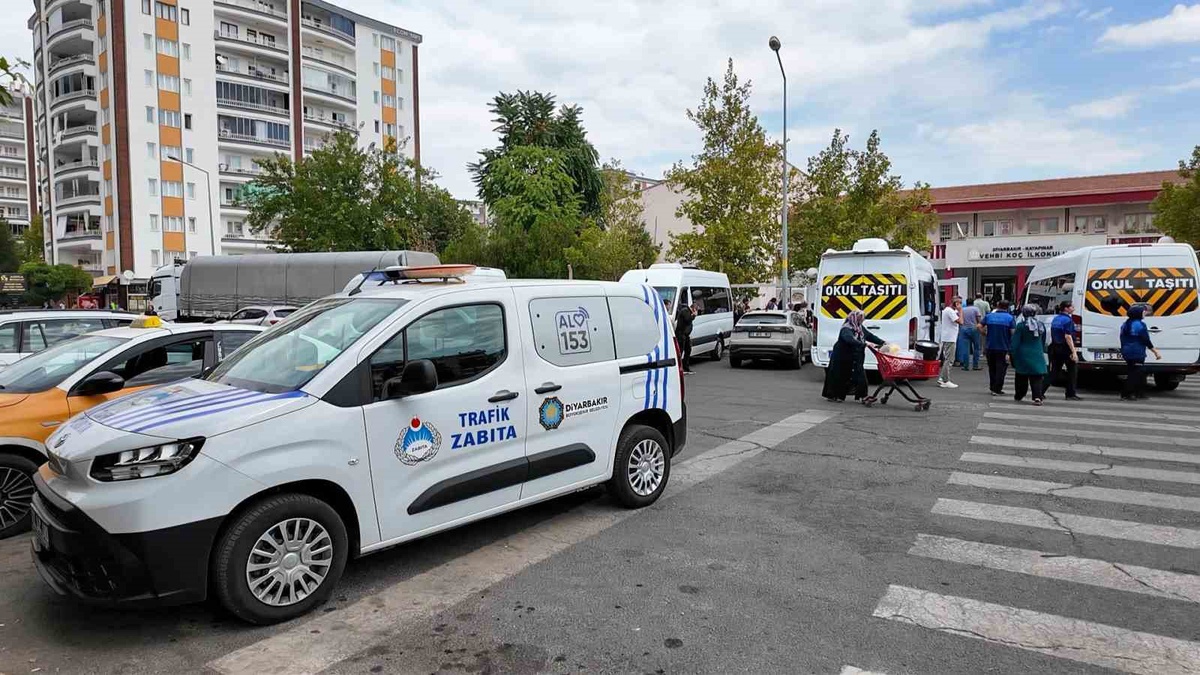 Diyarbakır\'da okul servis denetiminde ayakta öğrenci taşıyanlar tespit edildi