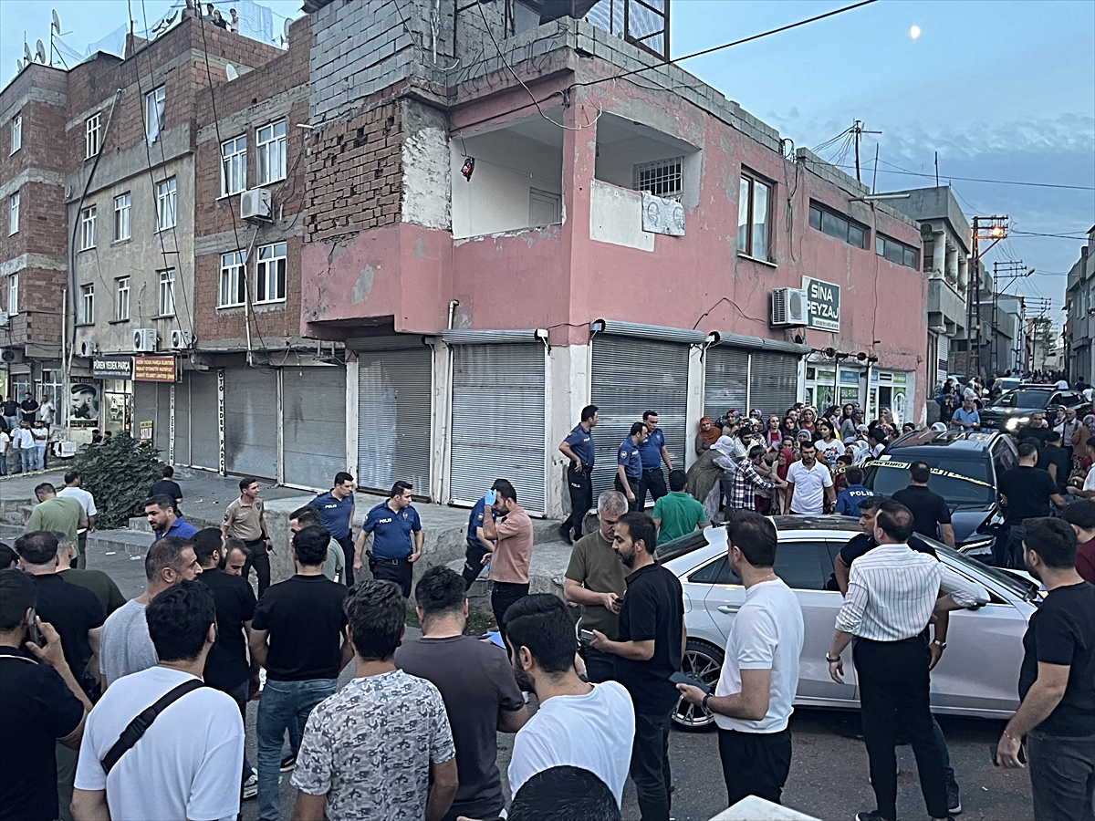 Diyarbakır\'da sokak ortasındaki kavgada silahlar çekildi: 3 kişi öldü