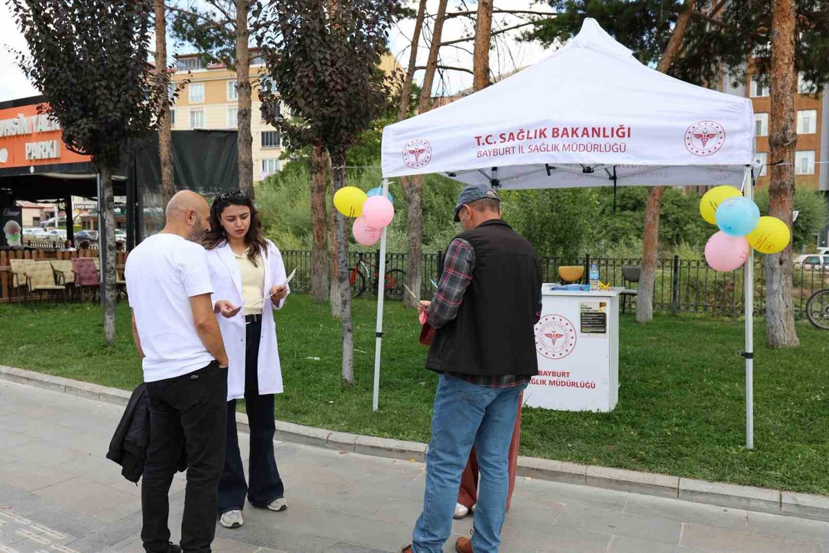 Bayburt\'ta İl Sağlık Müdürlüğü stantta ruh sağlığı ve intiharı önlemeyi anlattı