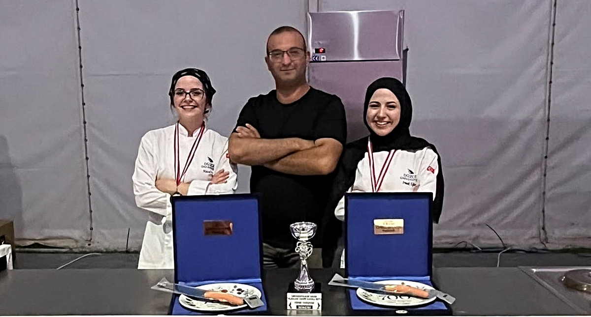 Düzce Üniversitesi öğrencileri Bursa\'da kapalı kutu yarışmasında gümüş madalya aldı