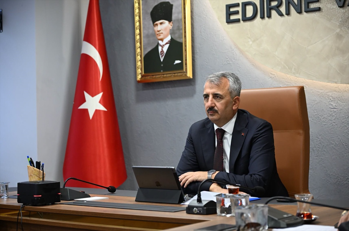 Vakıf performans toplantısına 81 il valisiyle birlikte Edirne Valisi Sezer de katıldı