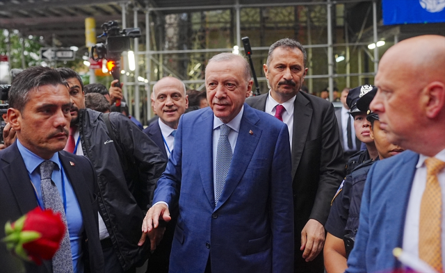 Erdoğan New York'ta bariyerleri kaldırttı, vatandaşlarla sohbet etti