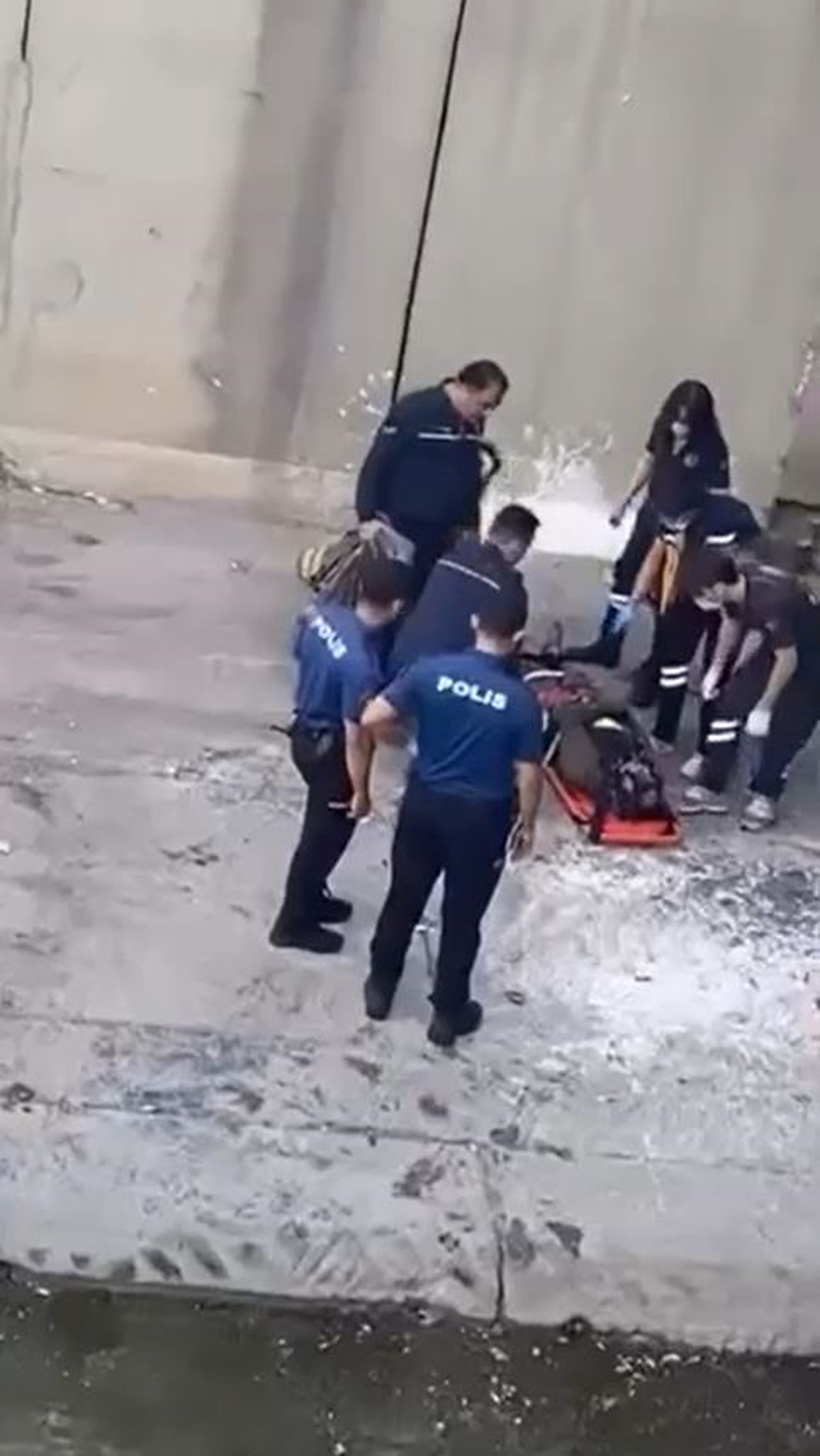 Esenyurt\'ta polisten kaçan 3 hırsızlık kaydı olan kadın köprüden atlayıp bacağını kırdı
