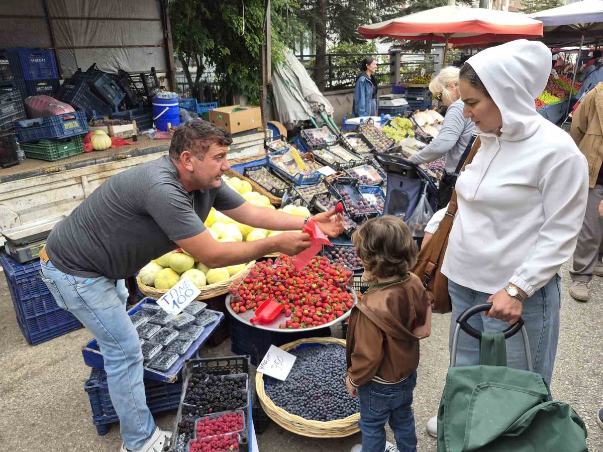 Eskişehir\'de sonbahara rağmen kilosu 100-200 TL olan çilek 1 saatte tükeniyor