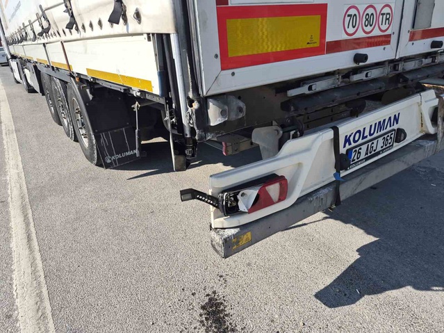 Eskişehir Çevre Yolu'nda hafif ticari araç tırın dorsesine çarptı, sürücü yaralandı