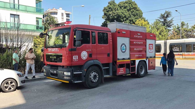 Eskişehir Odunpazarı'nda kuru ot yangınına esnaf ve itfaiye büyümeden müdahale etti