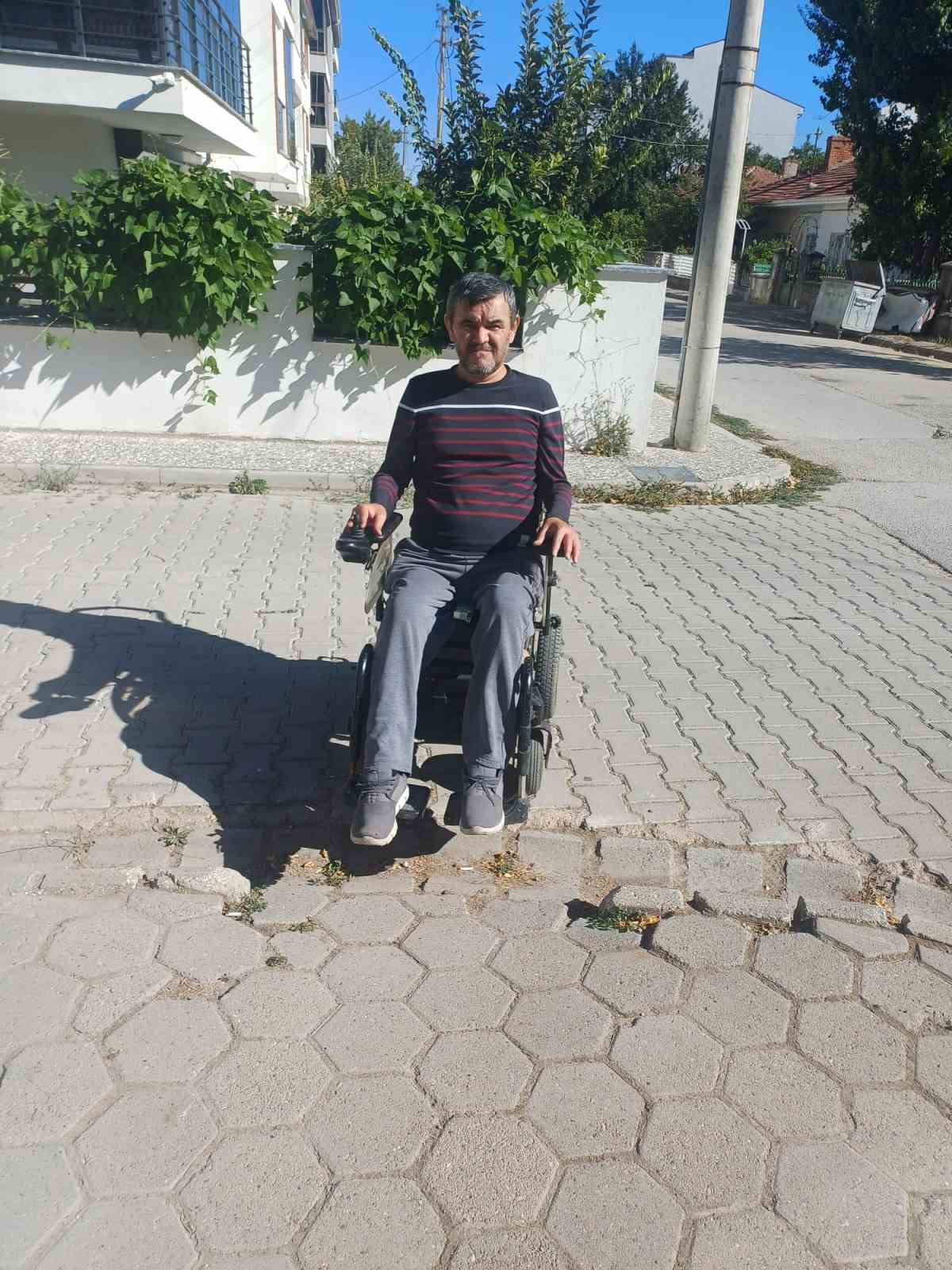 Eskişehir Tepebaşı\'nda engelli rampası önünde kaldırım boşluğu onarım bekliyor