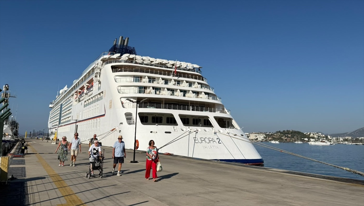 Malta bayraklı Europa 2, Bodrum\'a 480 turist ve 365 personelle yanaştı