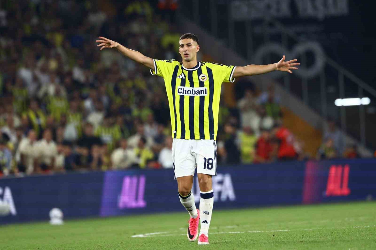Fenerbahçe, Mert Müldür\'ün menisküs yırtığı nedeniyle operasyon geçirdiğini açıkladı