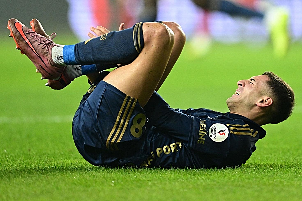 Fenerbahçe\'de Mert Müldür ameliyat oldu! İşte sahalardan uzak kalacağı süre