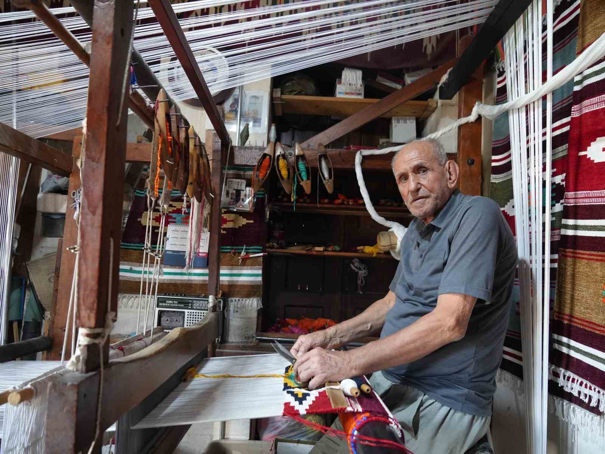 Gaziantep\'te 84 yaşındaki kilim ustası Elbir, 3 metrekarelik dükkanda kilim dokuyor