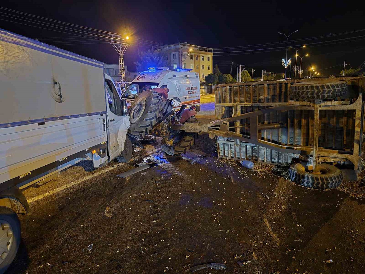 Gaziantep Yavuzeli\'de kamyonetle çarpışan traktör yan yattı, 3 kişi yaralandı