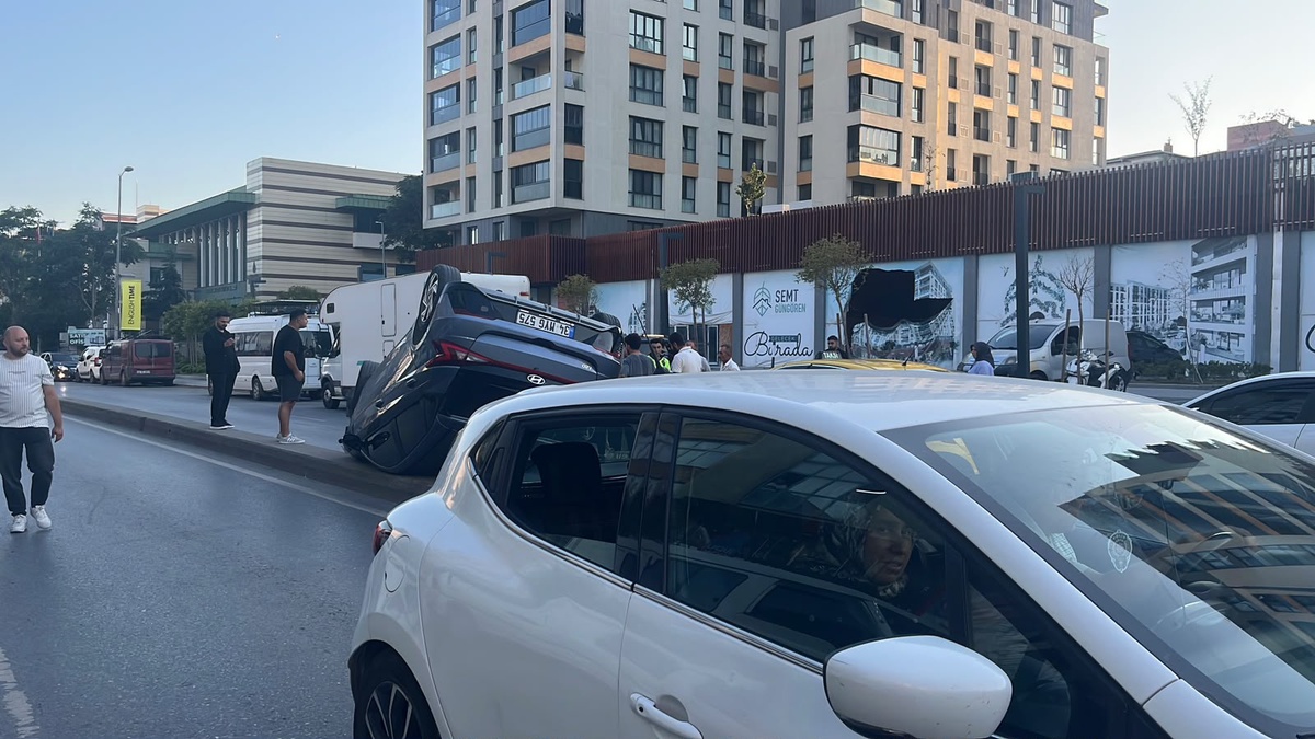 Güngören\'de park halindeki taksiye çarpan otomobil takla attı, o anlar kamerada