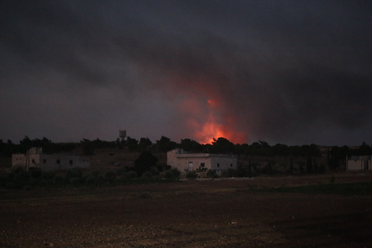 Halep\'in el-Hadaba bölgesinde patlamalar sürerken askeri sahada 4 kişi yaralandı