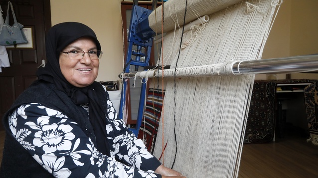 61 yaşındaki Ayşe Taç, Döşemealtı halı geleneğini 4 yıldır yeni nesillere aktarıyor